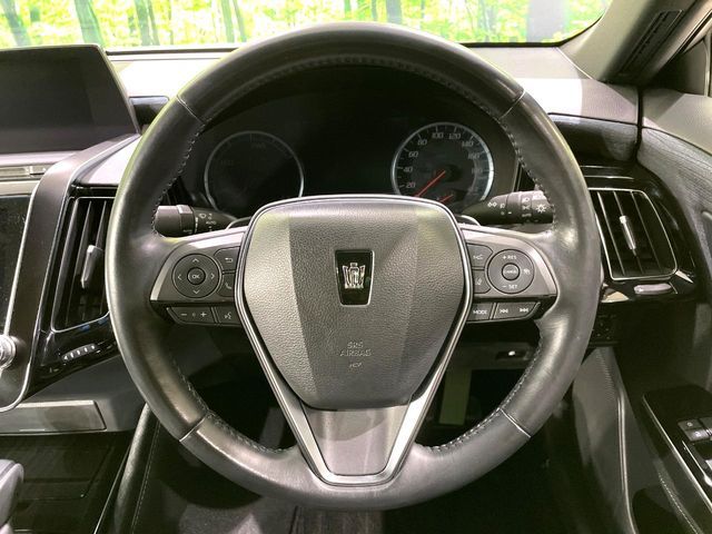 CROWN sedan hybrid