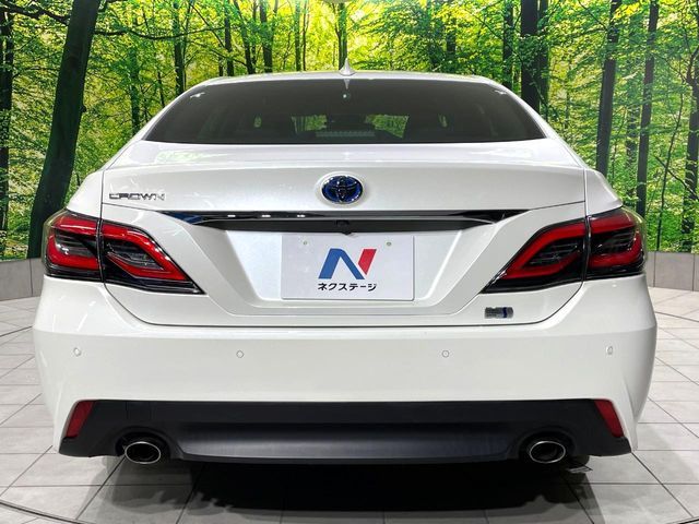 CROWN sedan hybrid