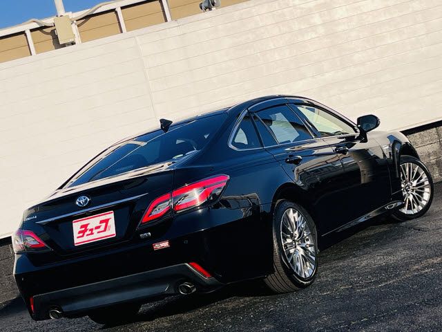 CROWN sedan hybrid