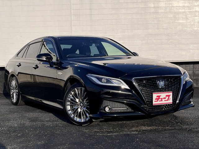 CROWN sedan hybrid