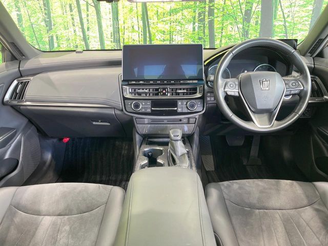 CROWN sedan hybrid