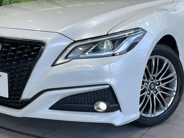 CROWN sedan hybrid