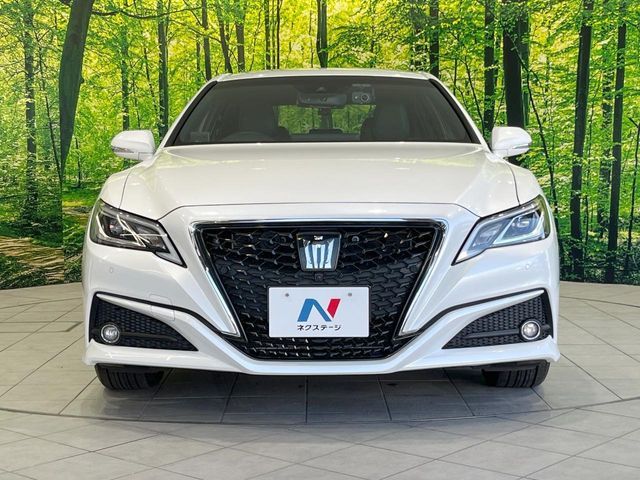 CROWN sedan hybrid