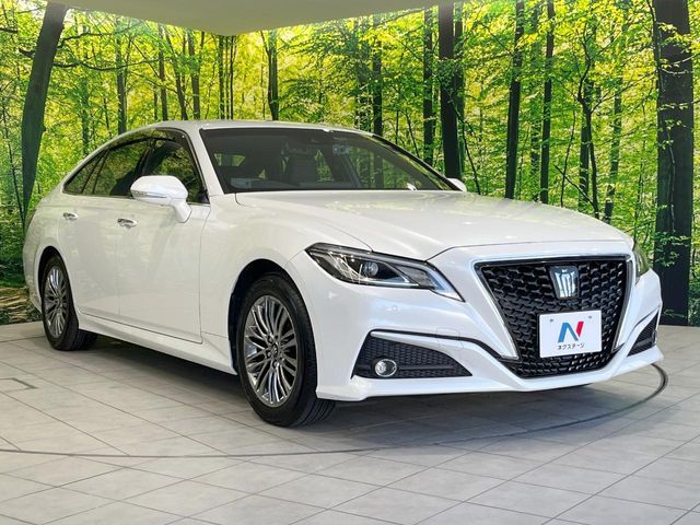CROWN sedan hybrid
