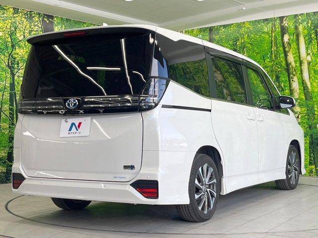 VOXY HYBRID