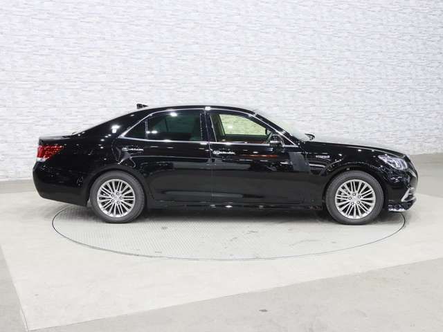 CROWN sedan hybrid
