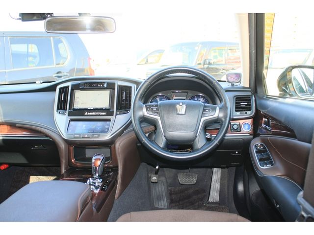 CROWN sedan hybrid