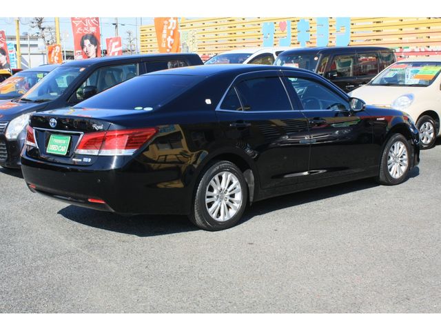 CROWN sedan hybrid