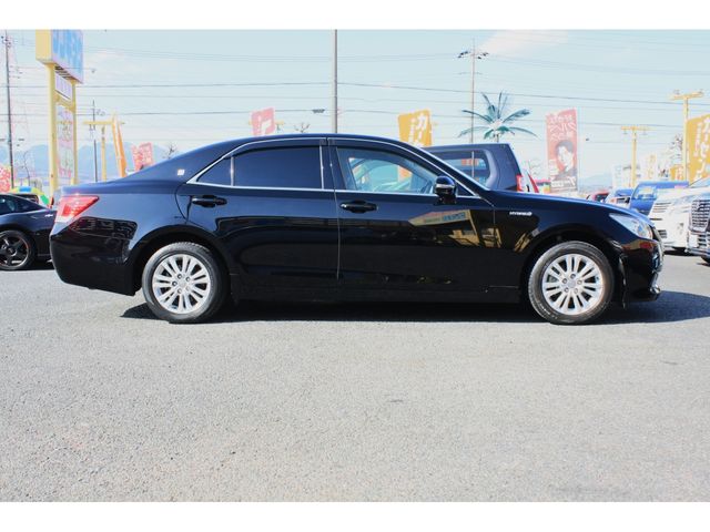 CROWN sedan hybrid