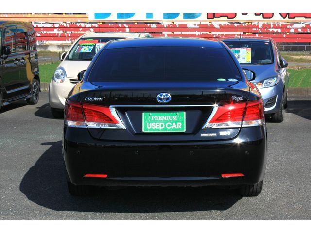 CROWN sedan hybrid