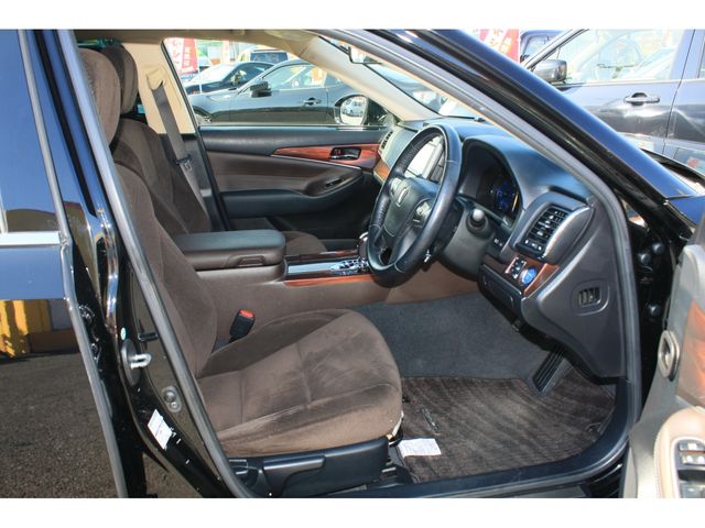 CROWN sedan hybrid