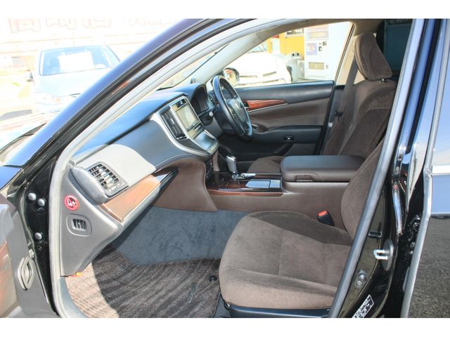 CROWN sedan hybrid