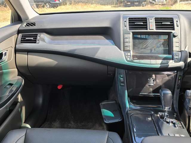 CROWN sedan hybrid