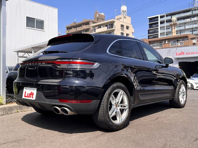 PORSCHE Macan