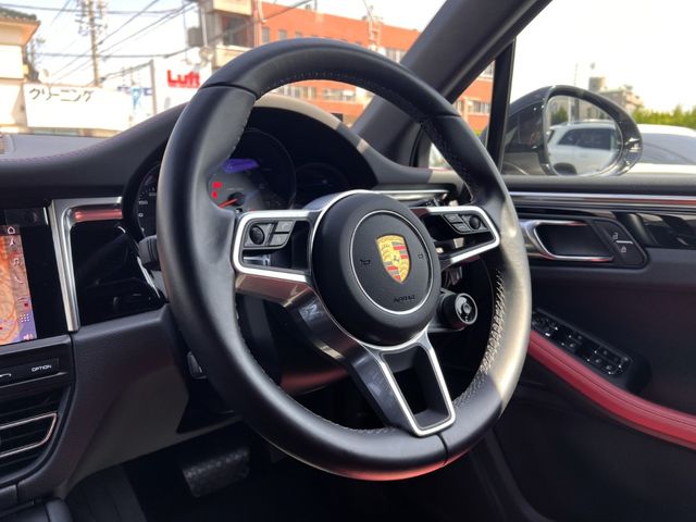 PORSCHE Macan