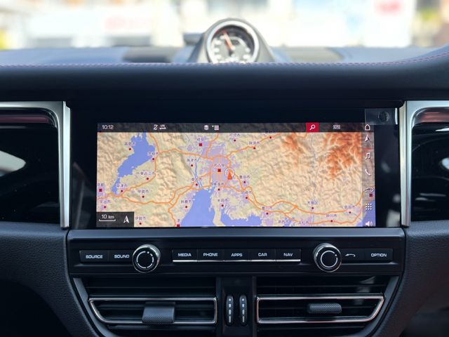 PORSCHE Macan