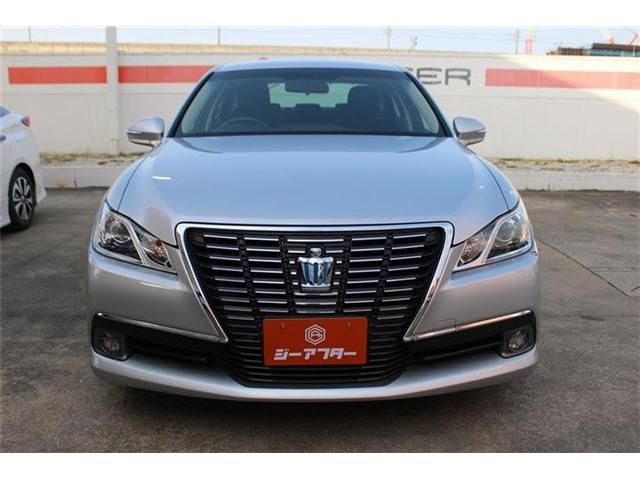 CROWN sedan hybrid