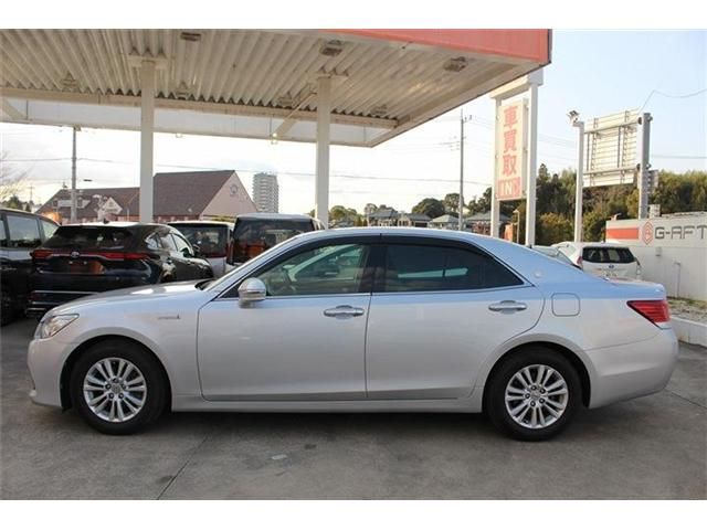 CROWN sedan hybrid