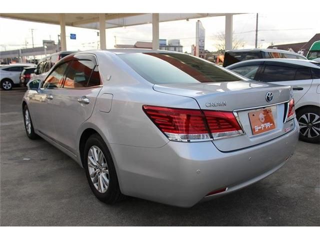 CROWN sedan hybrid