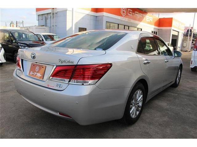 CROWN sedan hybrid