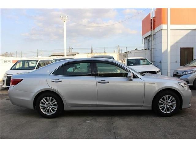 CROWN sedan hybrid