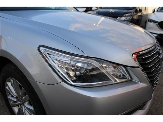 CROWN sedan hybrid
