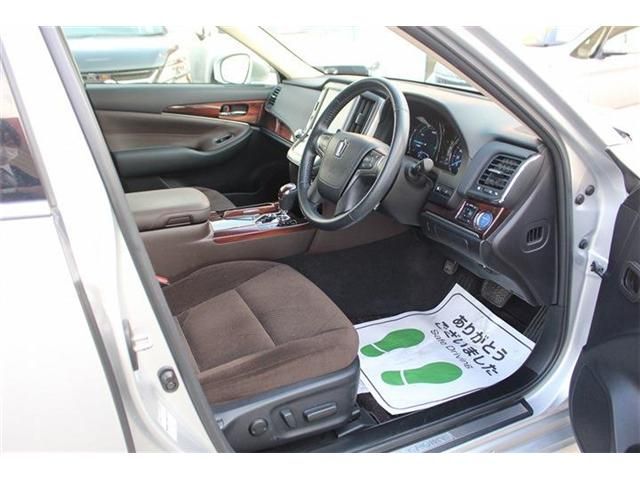CROWN sedan hybrid