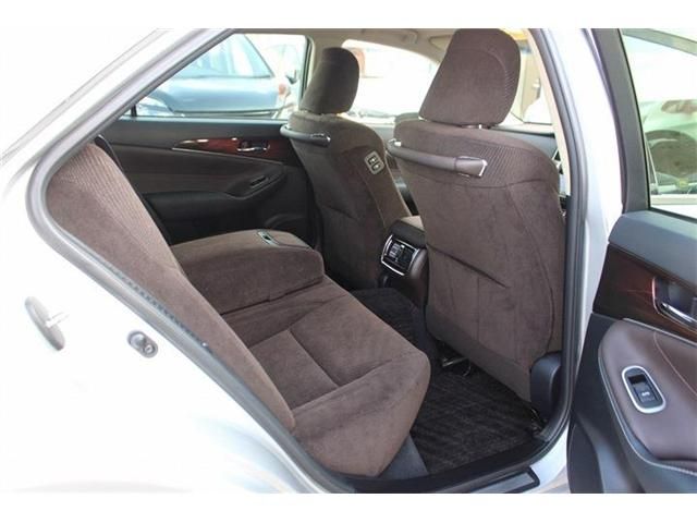 CROWN sedan hybrid