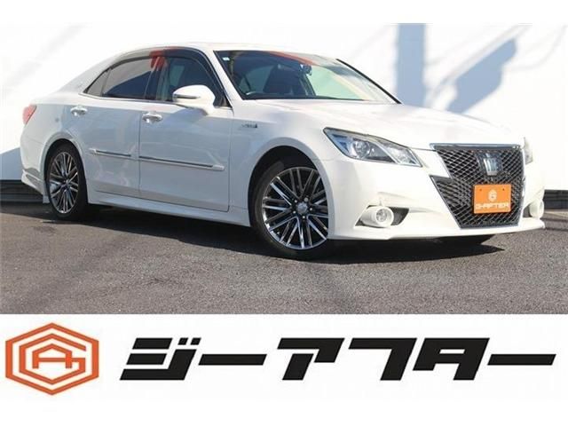 CROWN sedan hybrid