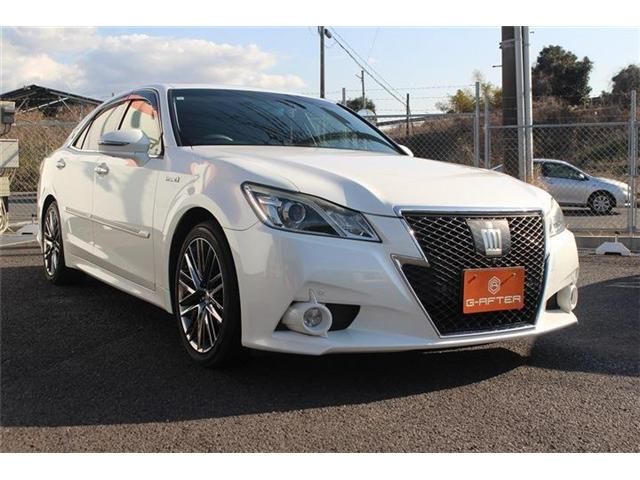 CROWN sedan hybrid