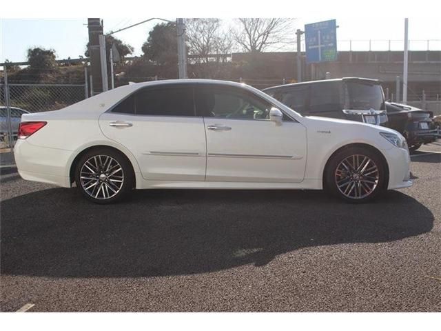 CROWN sedan hybrid