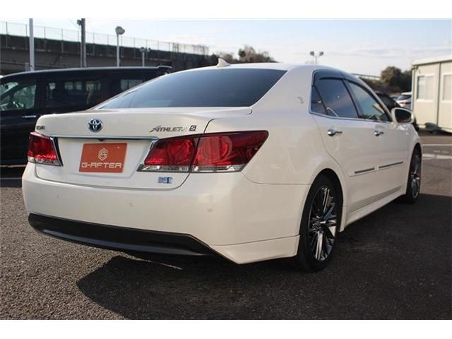CROWN sedan hybrid