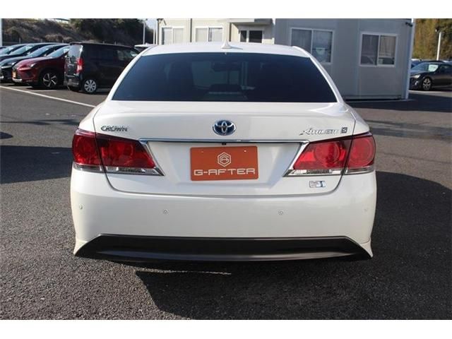 CROWN sedan hybrid