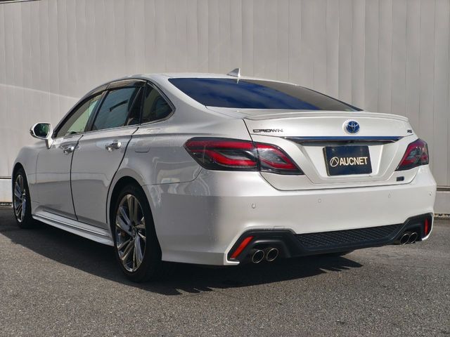 CROWN sedan hybrid