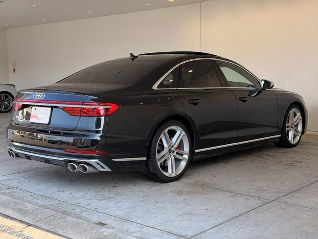 AUDI S8