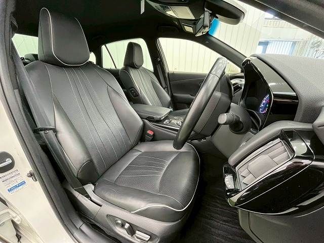 CROWN sedan hybrid