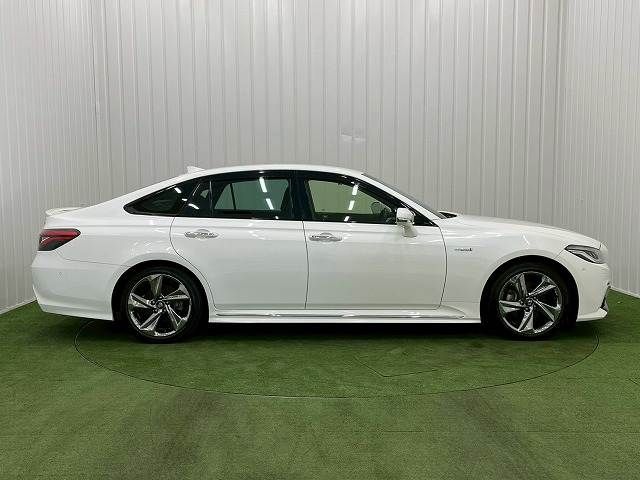 CROWN sedan hybrid