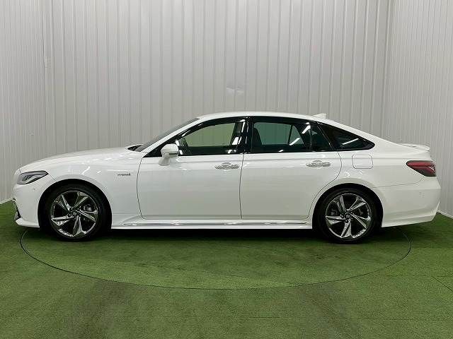 CROWN sedan hybrid