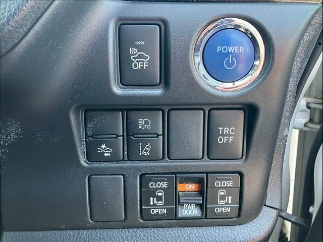 VOXY HYBRID