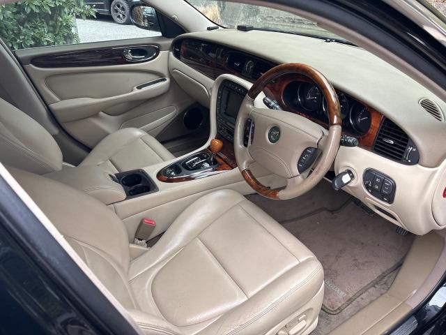 JAGUAR XJseries sedan