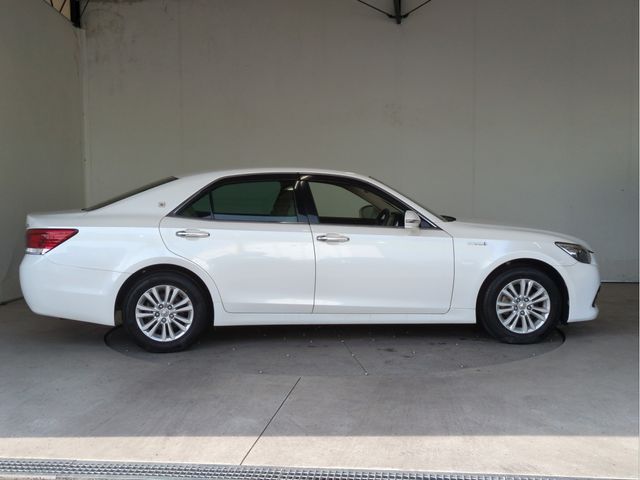 CROWN sedan