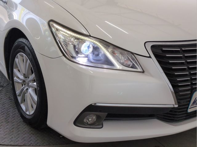 CROWN sedan