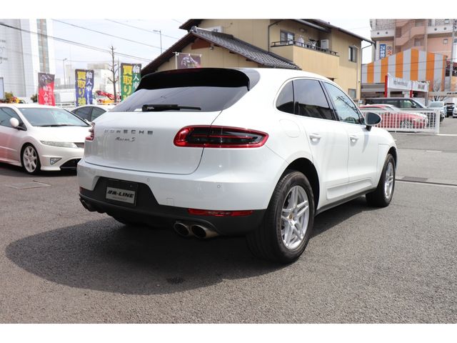 PORSCHE Macan