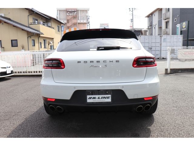 PORSCHE Macan