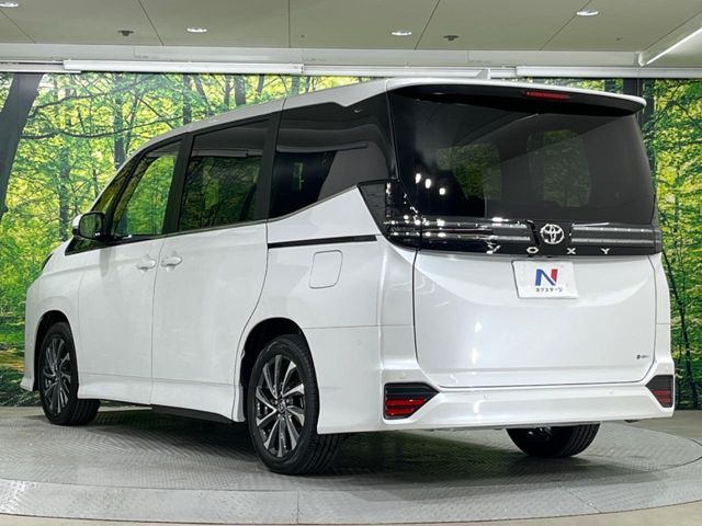 VOXY HYBRID