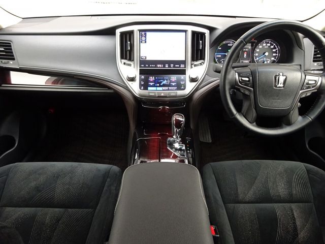 CROWN sedan hybrid