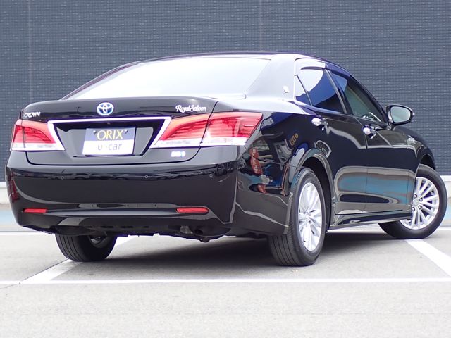 CROWN sedan hybrid