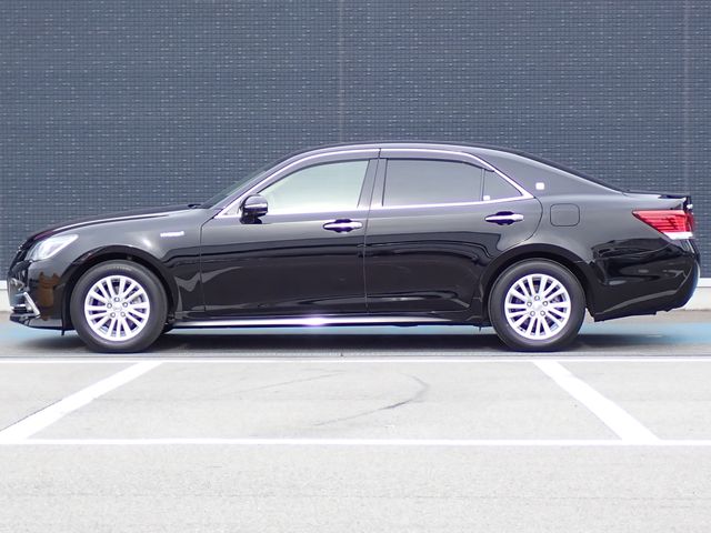 CROWN sedan hybrid