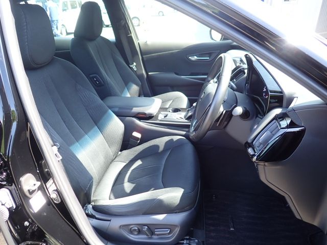 CROWN sedan hybrid