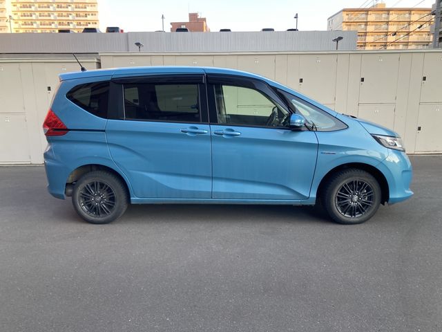 FREED plus HYBRID 4WD